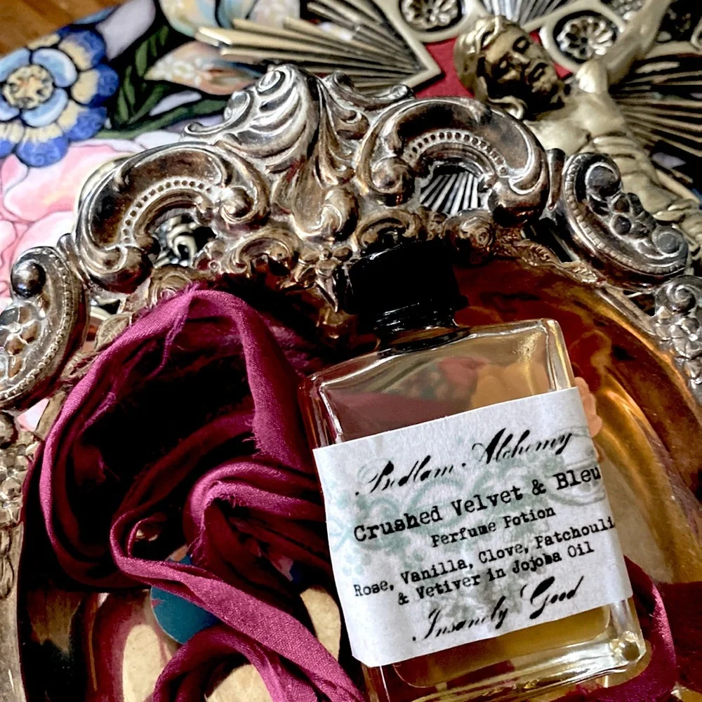 Crushed Velvet & Bleu Essential Oil - Picture 2 of 2